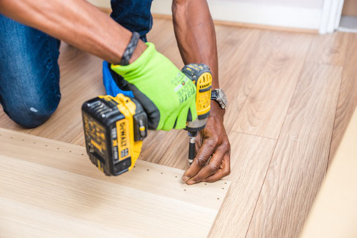 Fitting laminate flooring